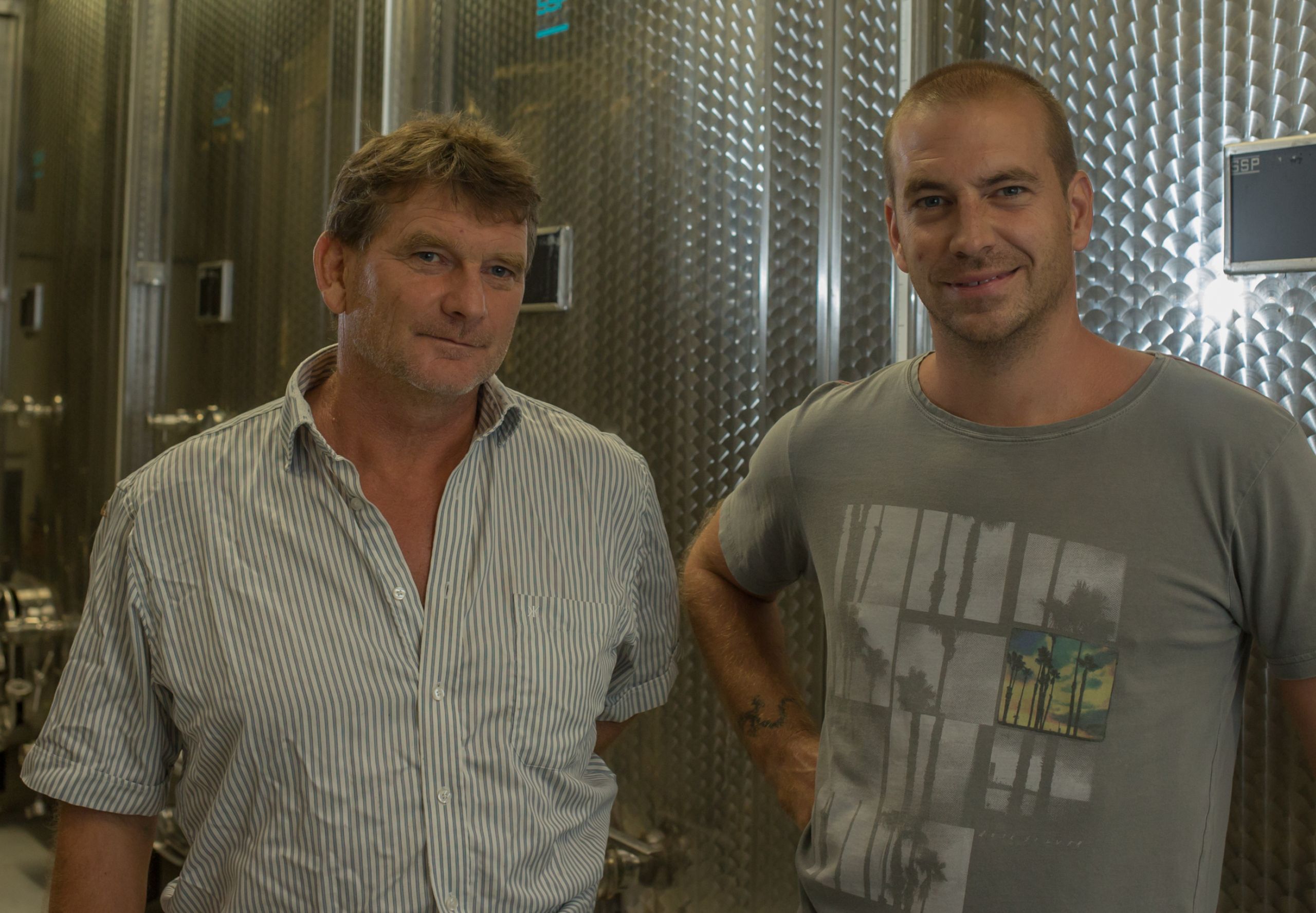 Jean-Marc et Fabien Sordet devant le Domaine des Sieurs à Luins